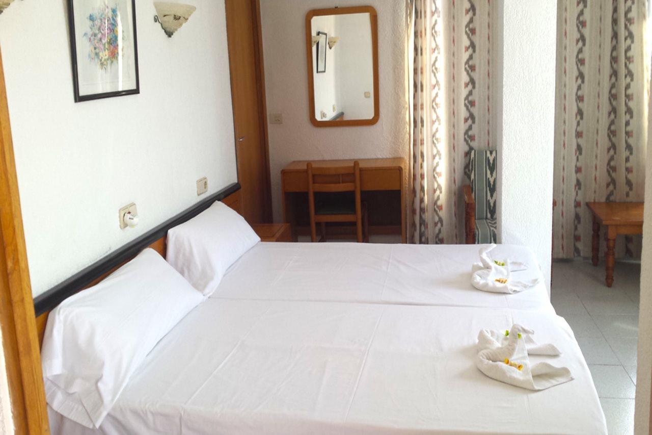 Hostal Port Corona Cala Ratjada  Bagian luar foto