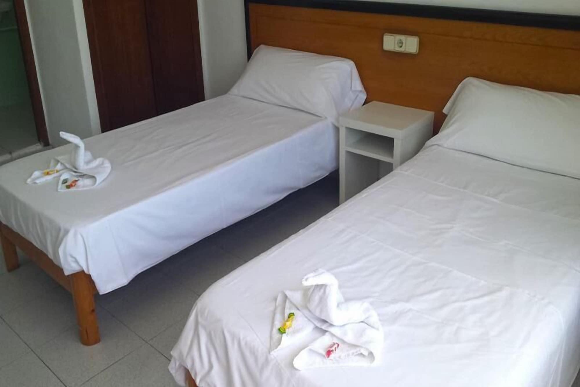 Hostal Port Corona Cala Ratjada  Bagian luar foto