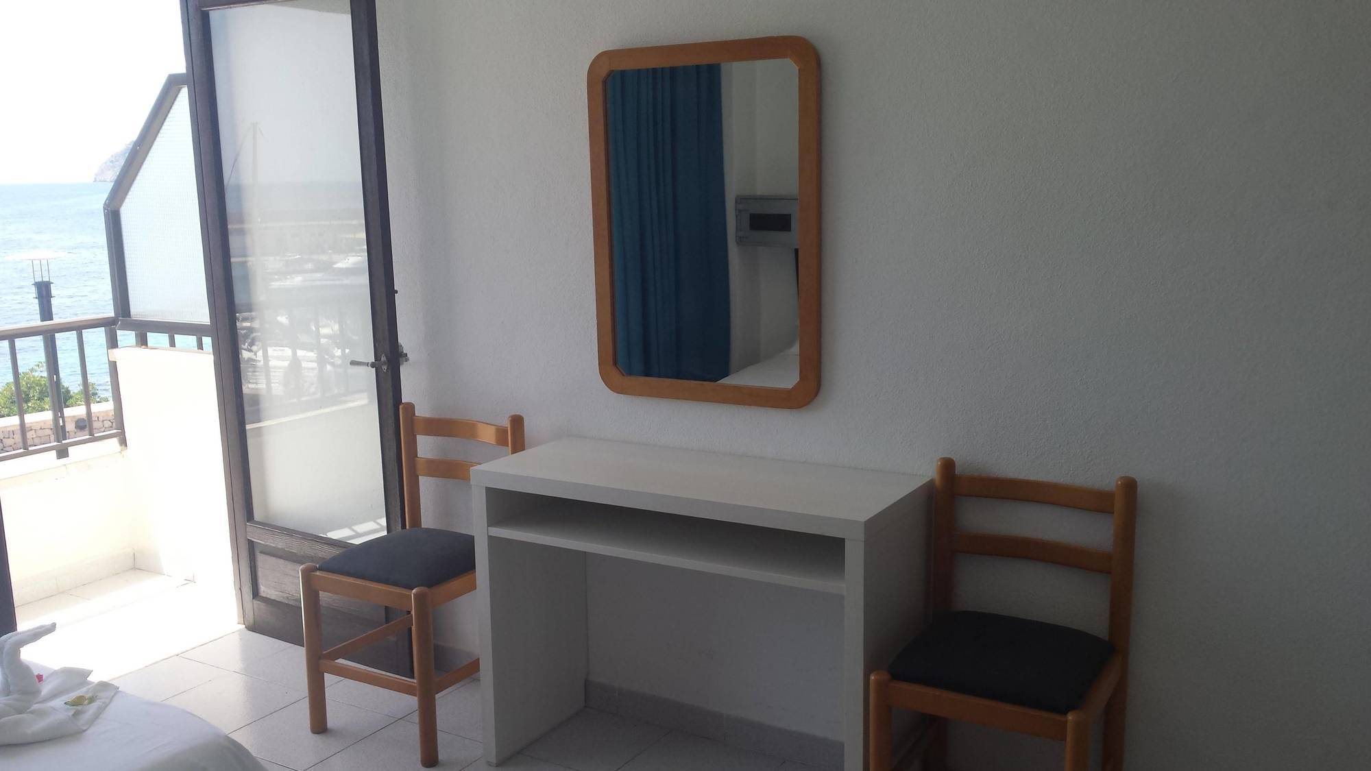 Hostal Port Corona Cala Ratjada  Bagian luar foto