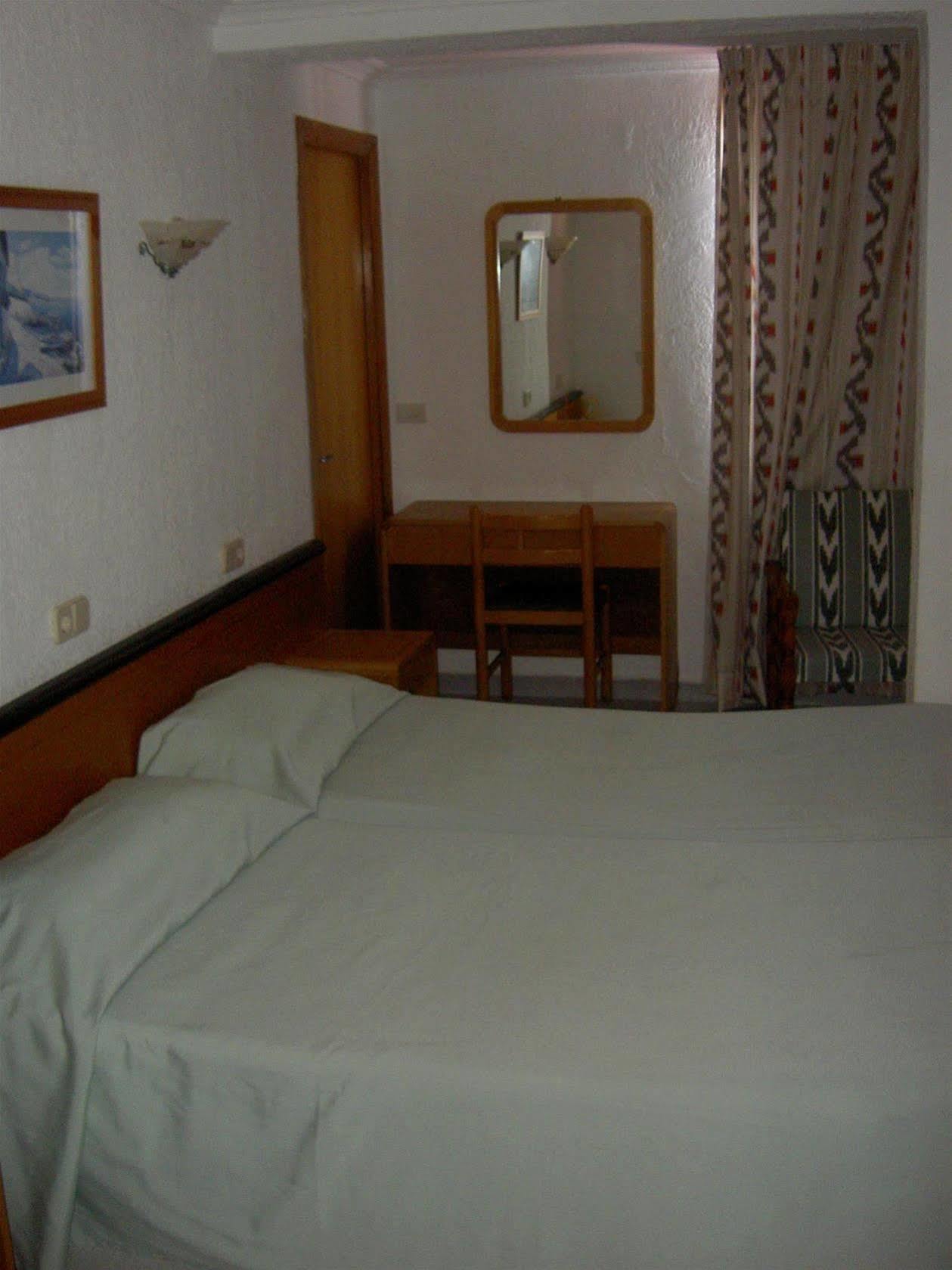 Hostal Port Corona Cala Ratjada  Bagian luar foto