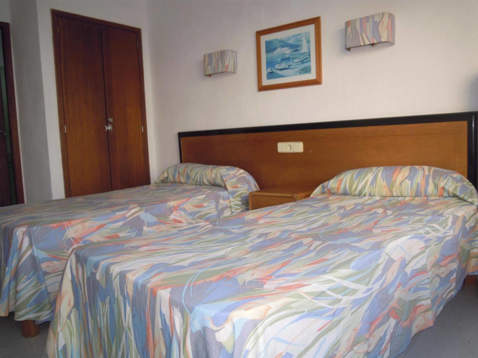 Hostal Port Corona Cala Ratjada  Bagian luar foto