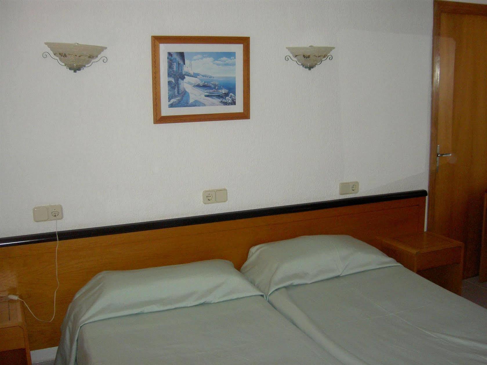 Hostal Port Corona Cala Ratjada  Bagian luar foto
