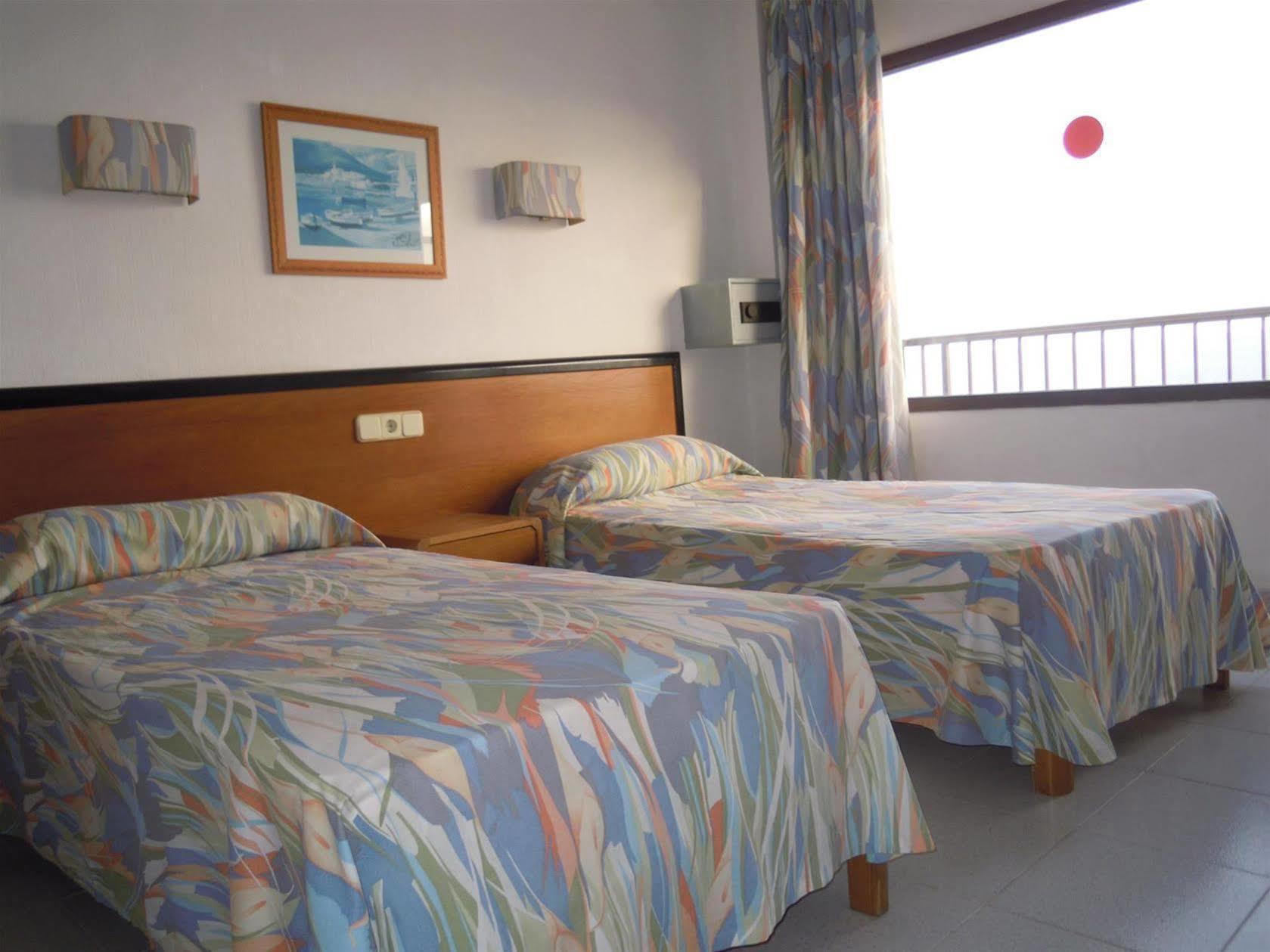 Hostal Port Corona Cala Ratjada  Bagian luar foto