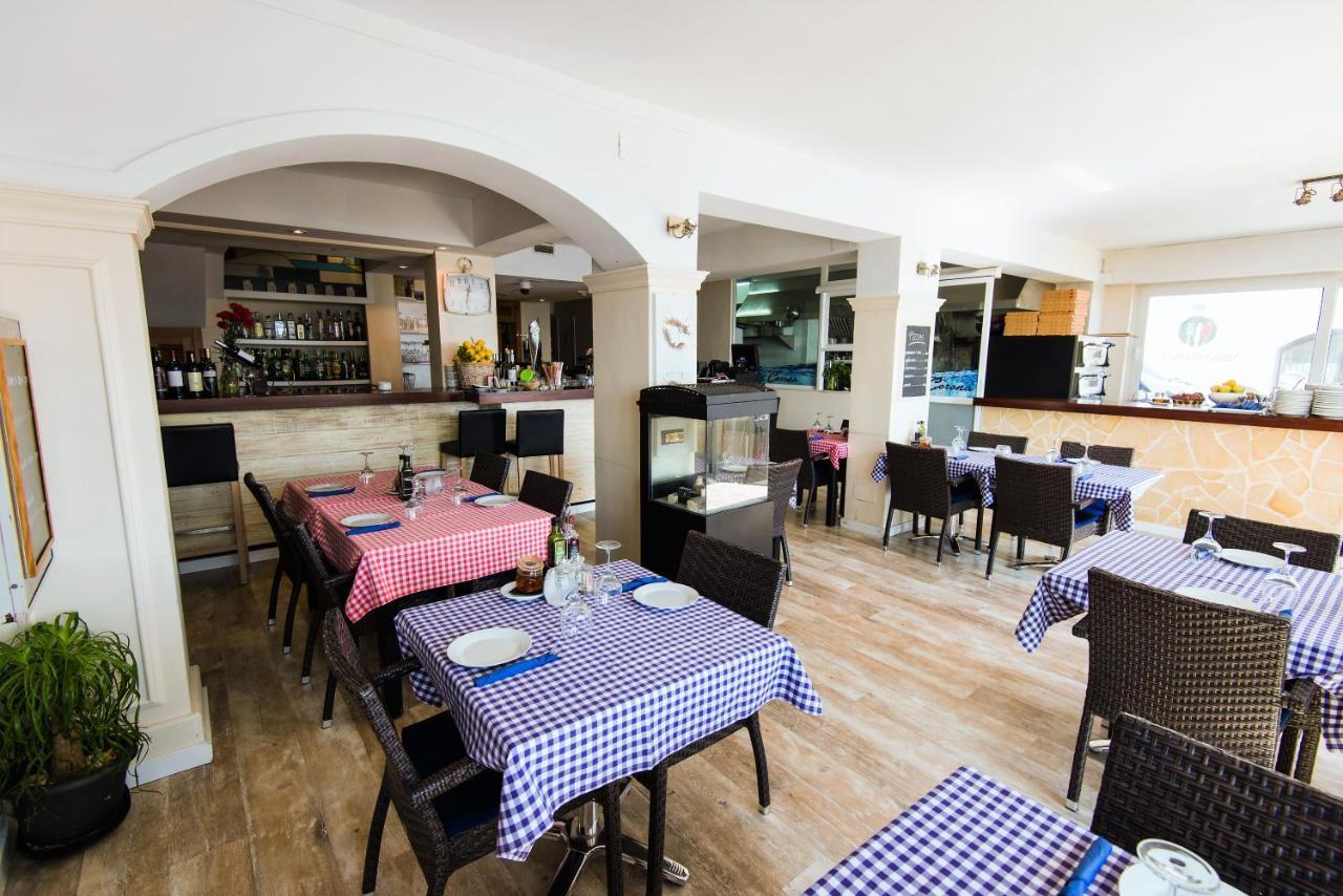 Hostal Port Corona Cala Ratjada  Bagian luar foto